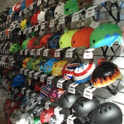 sportkopf Helme & Brillen - Blick durch das Schaufenster