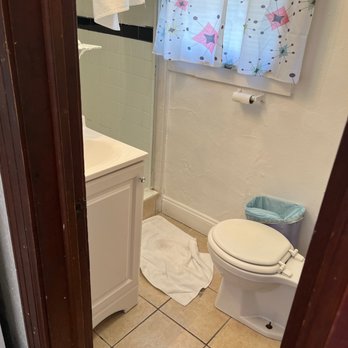 Crescent Court - Clean floors and toilet. Tiled shower. Small sink space. Quality toiletries. - Hotels Near Me - Branson, Missouri Crescent Court - Clean floors and toilet. Tiled shower. Small sink space. Quality toiletries. - Hotels Near Me - Branson, Missouri