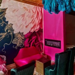 Chips Y Salsa - Lots of beautiful wallpaper and colorful walls