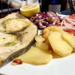 Los Delfines - Miekkakalaa, todella hyvä ateriakokonaisuus perunan ja salaatin kera.
