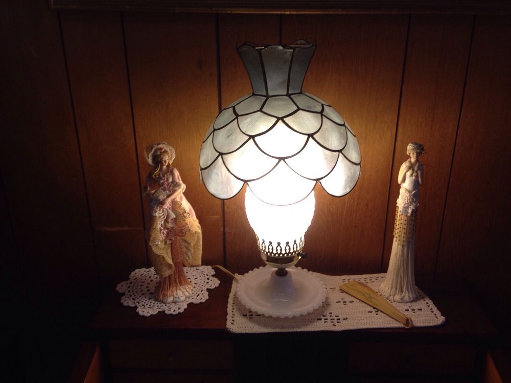 YESTERYEAR ANTIQUES & COLLECTIBLES Updated October 2024 10 Photos