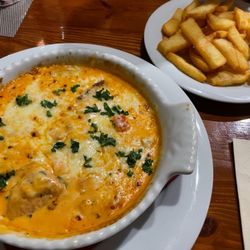 Taverne Plateia - Souflaki Metaxa mit Käse überbacken dazu Pommes und ein gemischter Salat