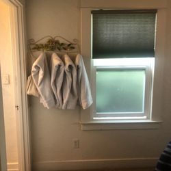 River Rock Inn - No towel bars more hooks in bedroom