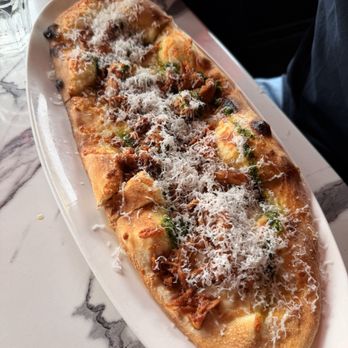 The Stinking Rose - Bbq garlic chicken pizza - Italian Near Me - San Francisco, California The Stinking Rose - Bbq garlic chicken pizza - Italian Near Me - San Francisco, California