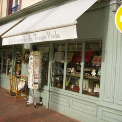 A la Recherche du Temps Perdu - La boutiqe adulte, vitrine décoration.