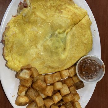 Eggs 'n Things - Waikiki Beach Eggspress - Create your own omelet: bacon, mushroom and pepperjack cheese - Breakfast & Brunch Near Me - Honolulu, Hawaii Eggs 'n Things - Waikiki Beach Eggspress - Create your own omelet: bacon, mushroom and pepperjack cheese - Breakfast & Brunch Near Me - Honolulu, Hawaii