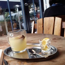 Den Cafe & Restoran - Zencefil çayı ile dengesiz Istanbul havasına meydan okuyun