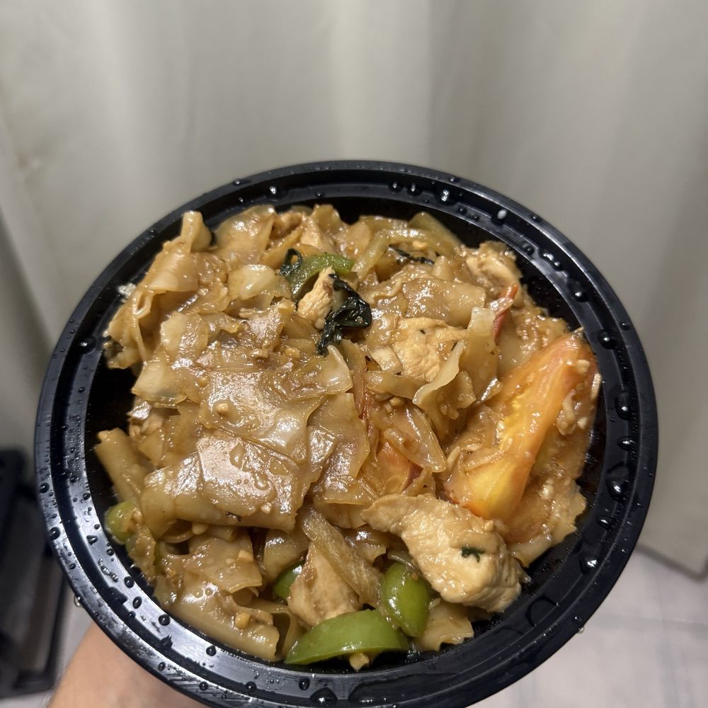 Drunken noodles with chicken Drunken noodles with chicken