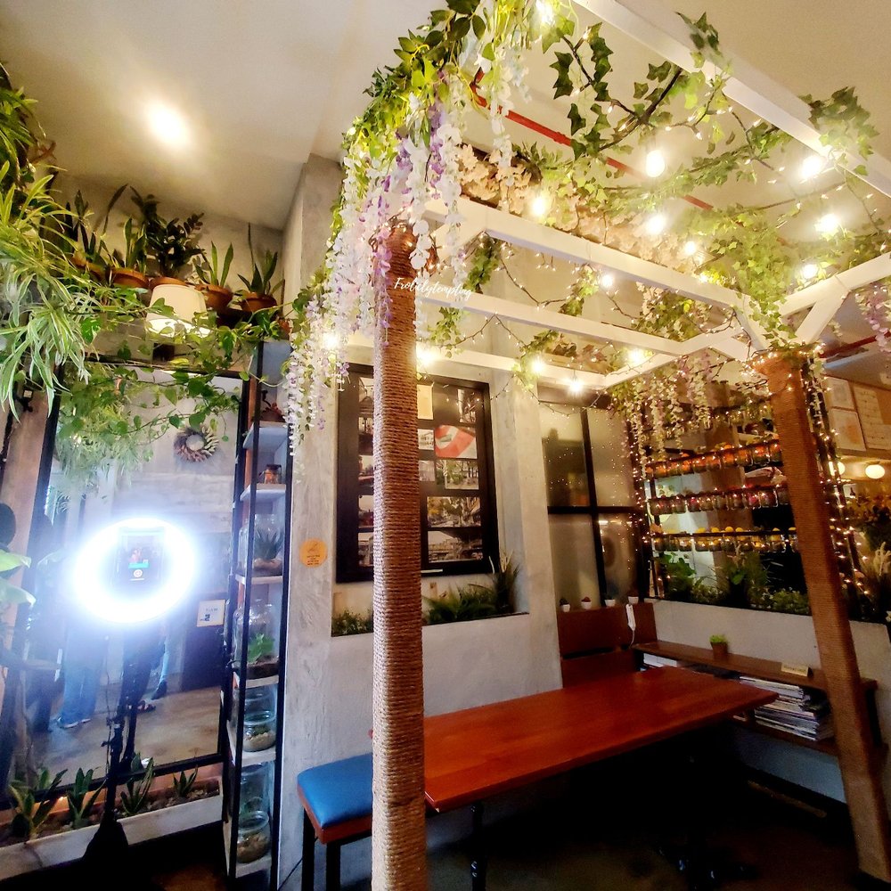 Bee Cafe - Cafes Near Me - Woodside, New York