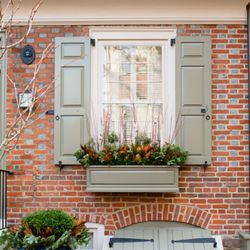 Petit Jardin En Ville - Winter window box and urns