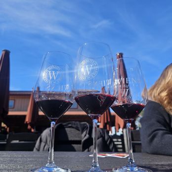 Wiens Cellars - Peaceful enviroment perfect to enjoy some delious wine. If you are indecisive the staff will help you choose the perfect blend. - Wine Tasting Room Near Me - Temecula, California
