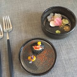 L'Eau Rouge - Madeleine à l'encre de seiche, petite sauce exotique...
