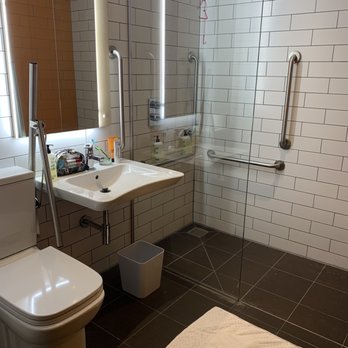 Qbic Hotel  - Bathroom with rain shower - Hotels Near Me - London, XGL