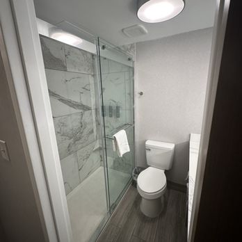 DoubleTree by Hilton Hotel Holland - Bathroom - Hotels Near Me - Holland, Michigan DoubleTree by Hilton Hotel Holland - Bathroom - Hotels Near Me - Holland, Michigan