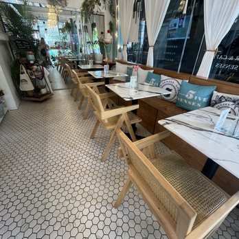 5ive Senses - Inside seating. Super cute! - Juice Bars & Smoothies Near Me - Honolulu, Hawaii