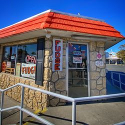 The Fudge Factory - Front facade and entrance from sidewalk