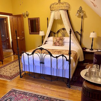 Sweetwater Branch Inn - Beautiful bed in there Isadora room - Bed & Breakfast Near Me - Gainesville, Florida