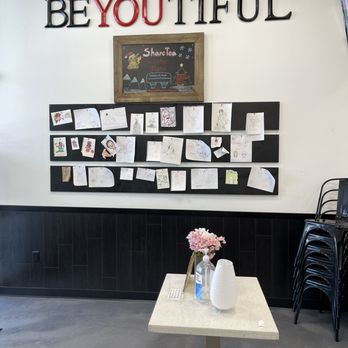 Sharetea - a table with a vase of flowers on it - Bubble Tea Near Me - Chandler, Arizona