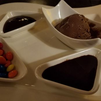 Sasi Thai - Kids chocolate ice cream with chocolate & strawberey sauce and M&Ms - Thai Near Me - Cancún, ROO Sasi Thai - Kids chocolate ice cream with chocolate & strawberey sauce and M&Ms - Thai Near Me - Cancún, ROO