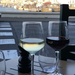 Restaurant le Port - Verre de vin en terrasse