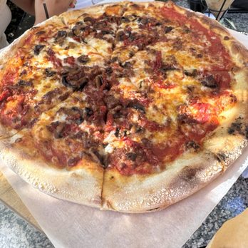 Pizzeria Tra Vigne - Pizza Near Me - Saint Helena, California