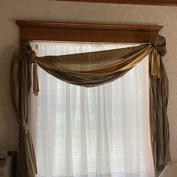 Anniversary Inn - Decor falling down- we had to rehang this curtain ourselves multiple times - Hotels Near Me - Logan, Utah