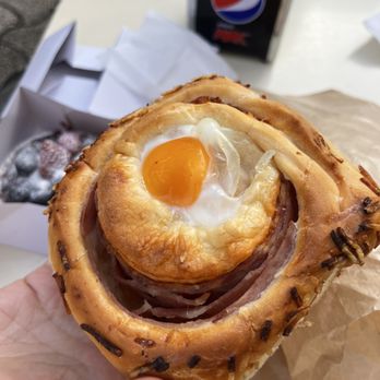 Confeitaria Sta. Catarina - Ham cheese bagel - Bakeries Near Me - Porto, 13
