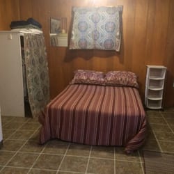 Kozy Kabins & RV Park - Simple full size bed