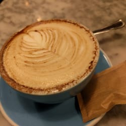1000 Cups - Cappuccino con leche de soja (¡qué pena que le espolvoreen cacao!)