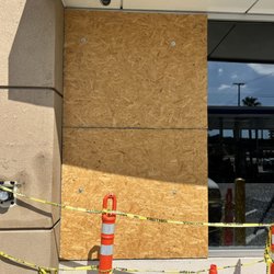 United Glass & Windows - Primero tapamos con plywood para la protección de la gasolinera , en lo que se fabrica el vidrio templado