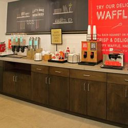 Hampton Inn & Suites Kutztown - Breakfast Area