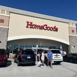 Home Goods - This is a picture of the store front and store sign for Home Goods.
