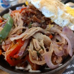 A.M Déjeuner Dîner - Underneath the egg in the A.M. Skillet