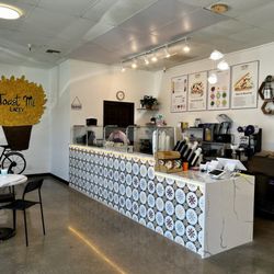 Toast Mi - Counter for ordering delicious sandwiches, rice bowls or salads.
