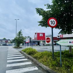 Delhaize - Buitenkant, met parking