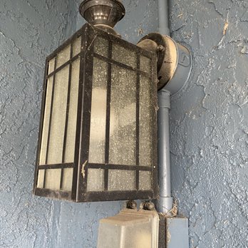 Primo Electric - Ugly, outdated old light fixture. - Electricians Near Me - Montebello, California Primo Electric - Ugly, outdated old light fixture. - Electricians Near Me - Montebello, California