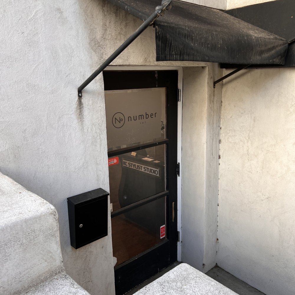 N° 147 number 147 - Entrance - Hair Salons Near Me - Pasadena, California