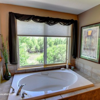 Twin Seasons Vacations - Riverside Retreat, tub with a river view - Vacation Rentals Near Me - Silverthorne, Colorado Twin Seasons Vacations - Riverside Retreat, tub with a river view - Vacation Rentals Near Me - Silverthorne, Colorado