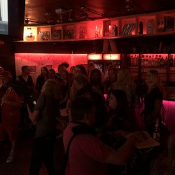 Porno Karaoke Bar - Bitte beachtet auch die Deko (Videokassettenhüllen)