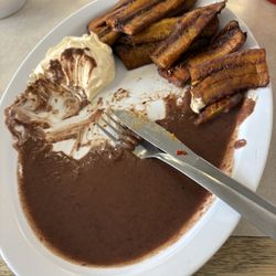 Pupuseria El don - Plátanos con frijoles y crema (plantains with beans and sour cream)
