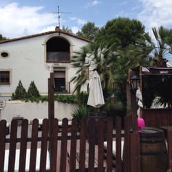 Can Sunyolet - La masía desde el parking, con el chill out