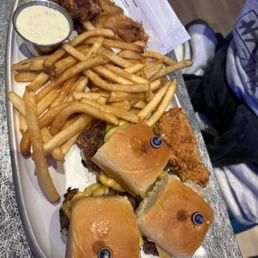 Bar Burgers & Wings Platter*