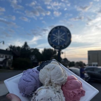 Lake Effect Artisan Ice Cream - Cookies and cream, whiskey, Loganberry, toasted sesame - Ice Cream & Frozen Yogurt Near Me - Buffalo, New York