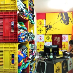 Kingdom Camisetas - Interior da loja super descolado e com muitas opções de camisetas e estampas!