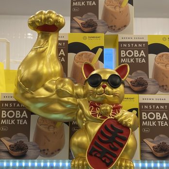 Sunright Tea Studio - Eastvale - Unique looking fortune cat - Bubble Tea Near Me - Eastvale, California