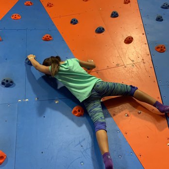 Altitude Chicago Trampoline Park - Wall climbing area - Trampoline Parks Near Me - Chicago, Illinois