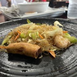 Chicken Spring Roll/Lumpia (10 Pcs), Rice noodles (Filipino Pancit)