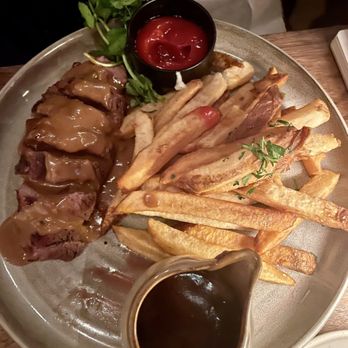 The Dead Rabbit - Steak and chips - Cocktail Bars Near Me - New York, New York