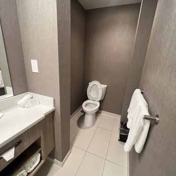 SpringHill Suites by Marriott Durham City View - Restroom - Hotels Near Me - Durham, North Carolina SpringHill Suites by Marriott Durham City View - Restroom - Hotels Near Me - Durham, North Carolina