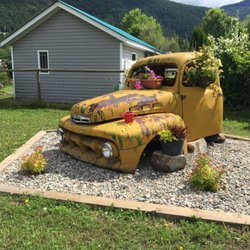 Alpine Taxidermy and Wildlife Museum - Another 1950's pickup setting